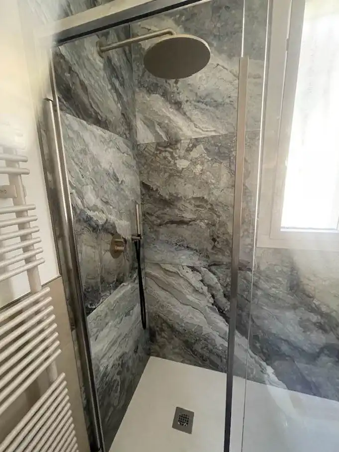 bagno in marmo scuro